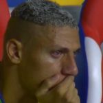 Richarlison perde chance clara e chora no banco de reservas da Seleção Brasileira