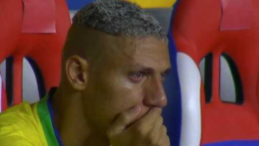 Richarlison chorou no banco de reservas após ser substituído por Fernando Diniz