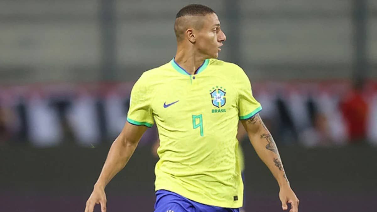 Richarlison diz que agora entende o peso que Ronaldo carregava na Seleção