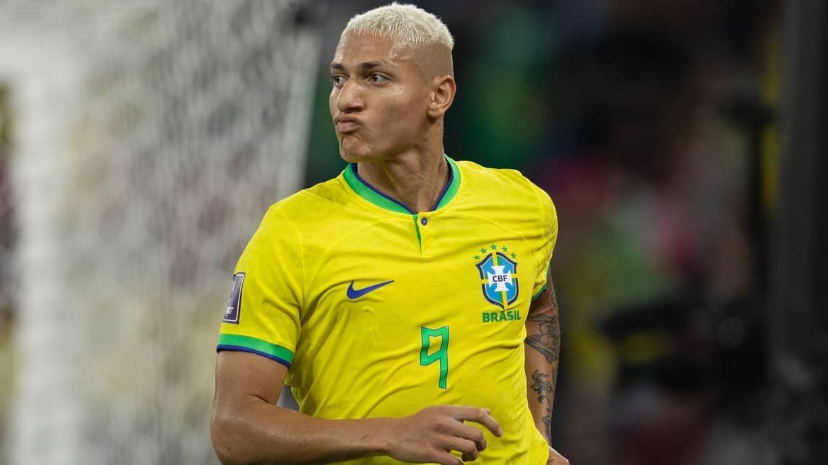 Richarlison revela clube de coração e assiste jogos na Inglaterra