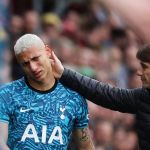 Richarlison sofre nova lesão e deixa o campo chorando em jogo do Tottenham