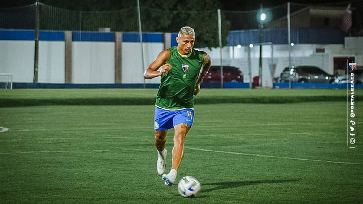 De férias no Ceará, Richarlison visita o Fortaleza e participa de 'racha'