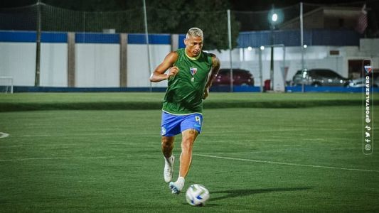 Richarlison joga bola com amigos e familiares no campo do CT do Fortaleza