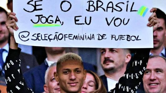 Richarlison levou um cartaz em apoio à Seleção Brasileira Feminina