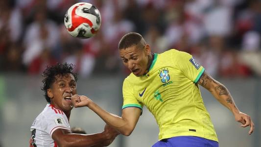 Richarlison marcou um gol sobre o Peru, mas estava impedido