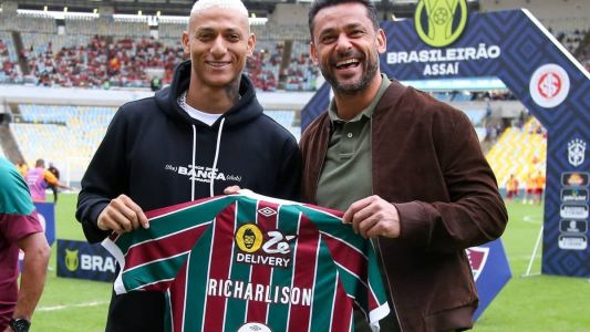 Richarlison recebe camisa do Fluminense das mãos de Fred
