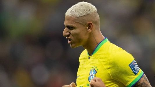 Richarlison tatua novo desenho no pescoço