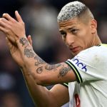 Richarlison tem gol anulado, sofre pênalti e dá passe em vitória do Tottenham