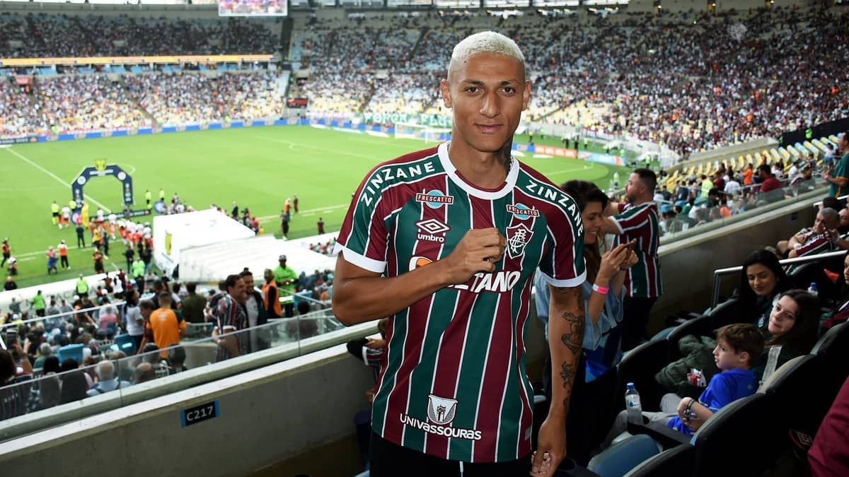Richarlison vai ao Maracanã torcer pelo Fluminense; assista