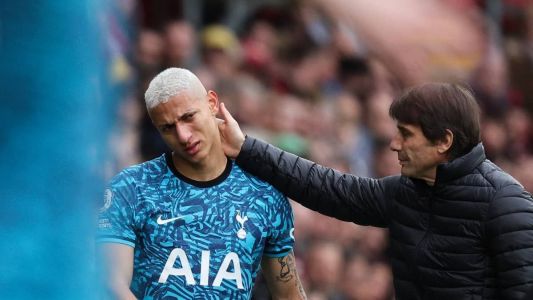 Richarlisson deixou campo contundido neste sábado, em jogo do Tottenham