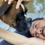 Ex-atriz da Globo abdica da vida para cuidar de maquiador dos famosos internado em estado grave