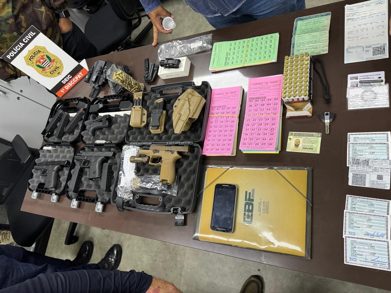 Homem é preso suspeito de usar rifas para vender pistola, revólver e fuzil em SP