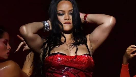 Rihanna se apresenta no Super Bowl na noite deste domingo (12)