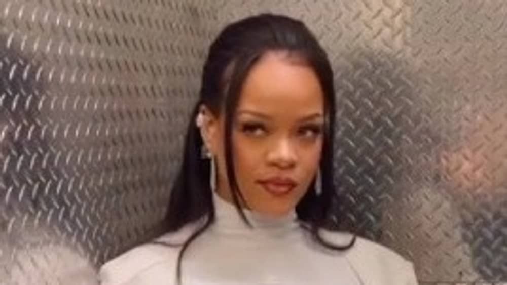 Rihanna supera Katy Perry e tem show mais assistido da história do Super Bowl 