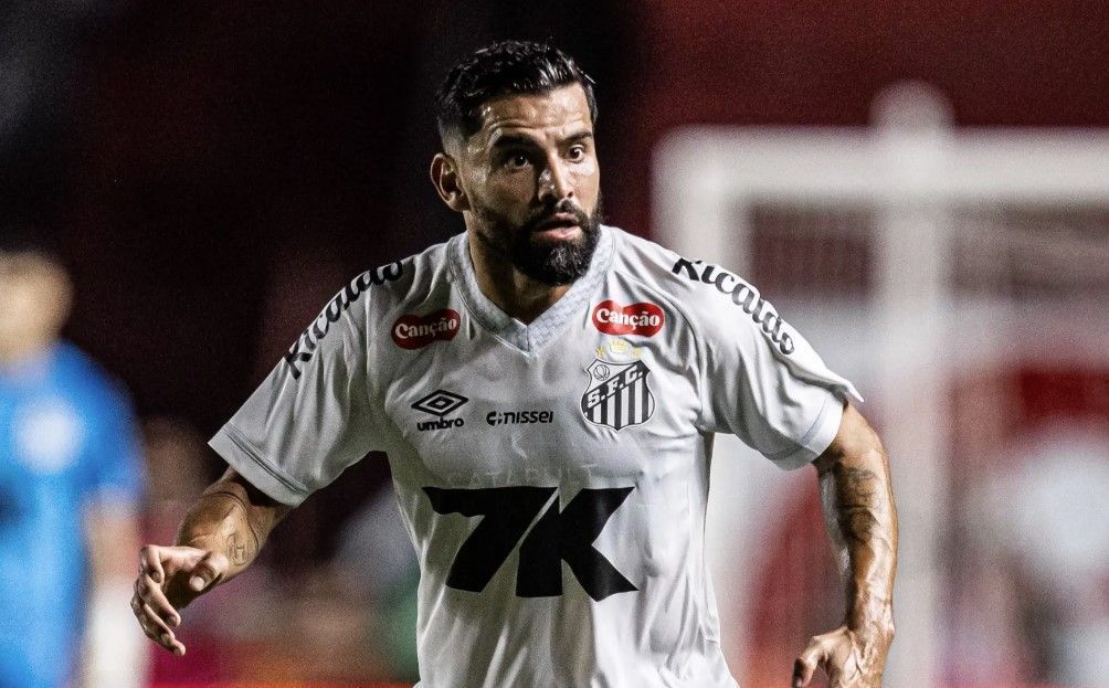 Rincón questiona árbitro após expulsão no Santos e pede desculpas aos torcedores