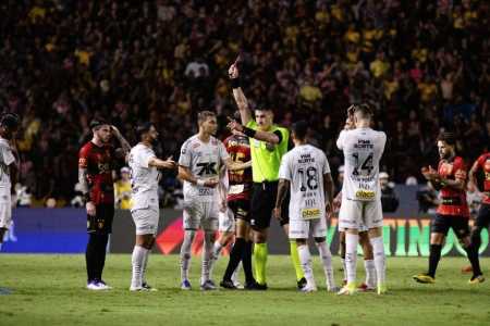 Rincón em expulsão durante jogo entre Sport e Santos, pelo Brasileirão de 2025