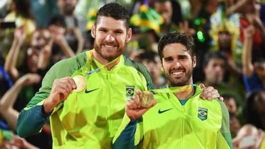 Alison e Bruno Schmidt foram campeões olímpicos no Rio de Janeiro em 2016