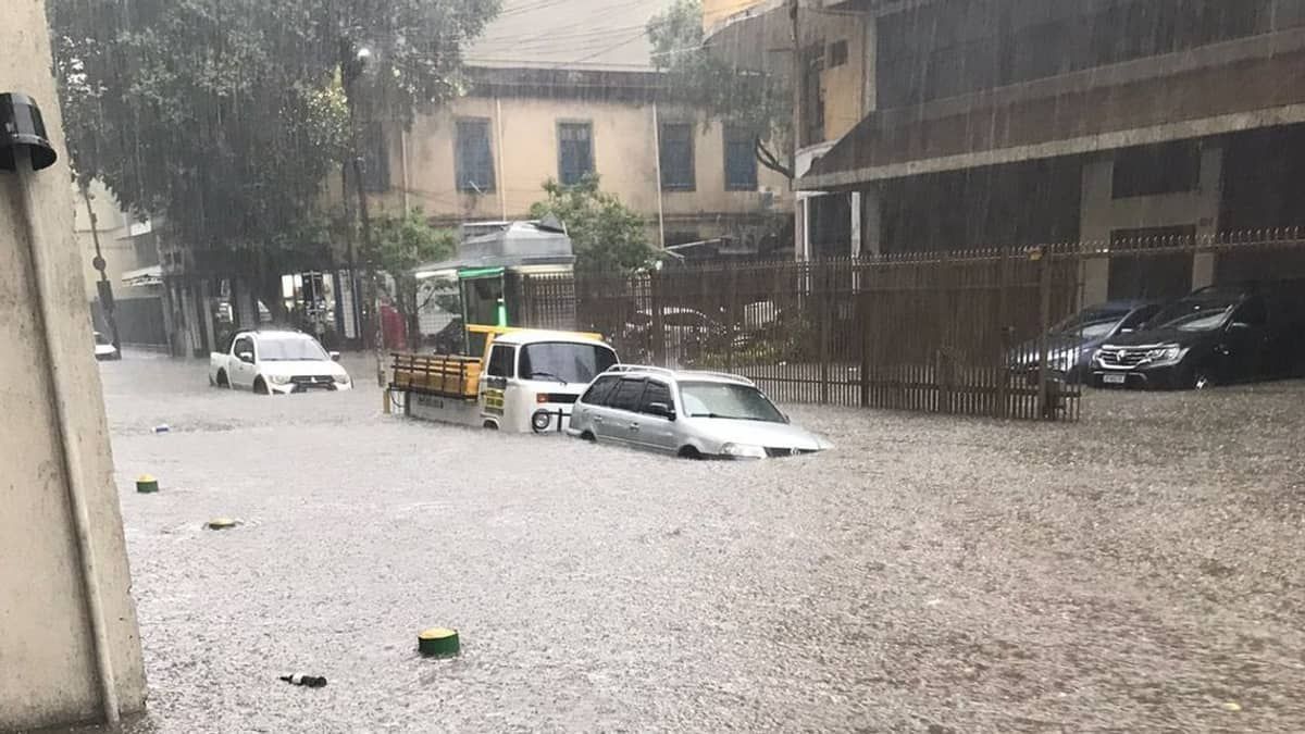 Rio de Janeiro registra chuva forte e capital fluminense está em alerta de alagamento