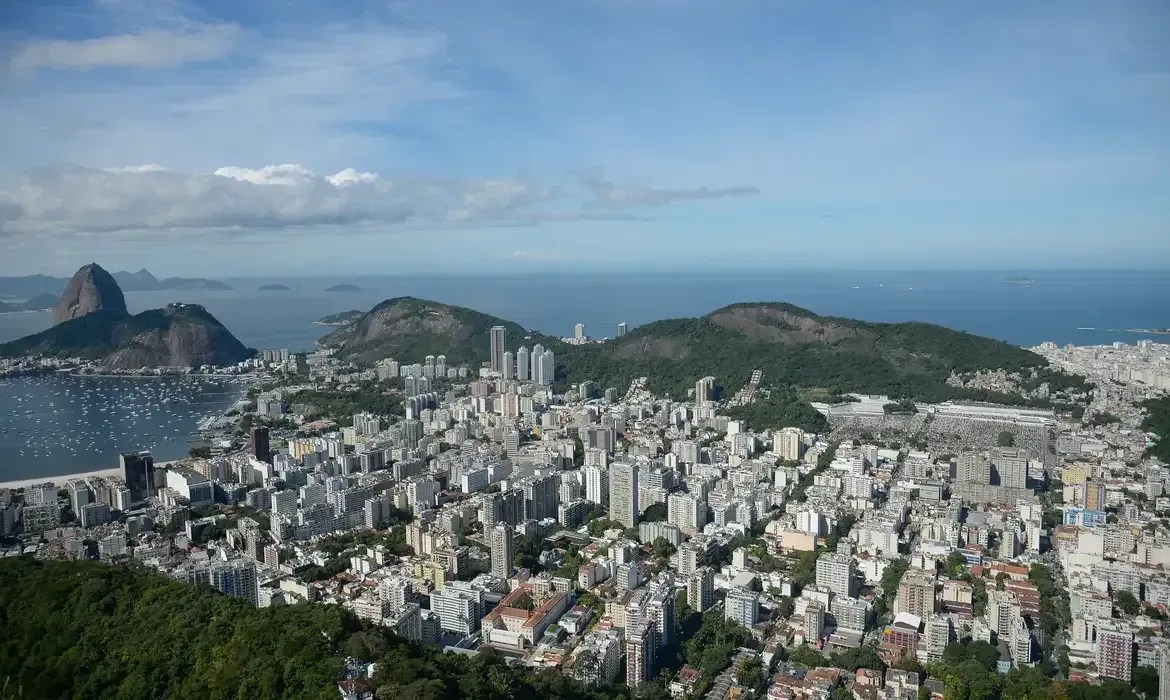Previsão do tempo: Rio de Janeiro terá céu claro com calor à tarde neste domingo (17)