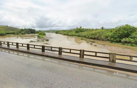 Foto mostra ponte sobre o Rio Mucuri, em Carlos Chagas (MG)