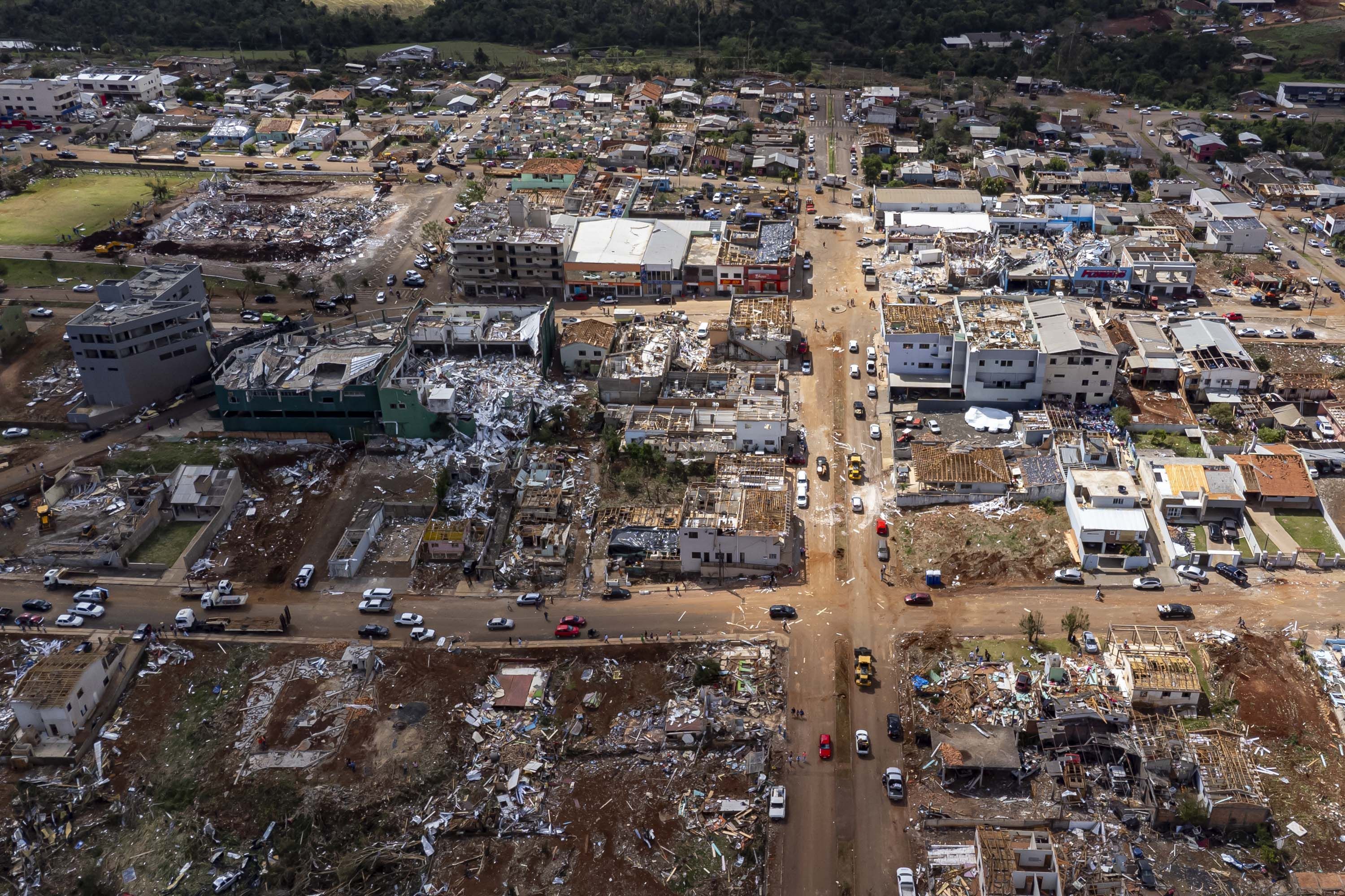 Tornado no Paraná: detentos participam de força-tarefa na reconstrução de prédios