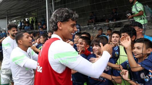 Richard Ríos reencontra Colômbia e é tietado com elenco do Palmeiras