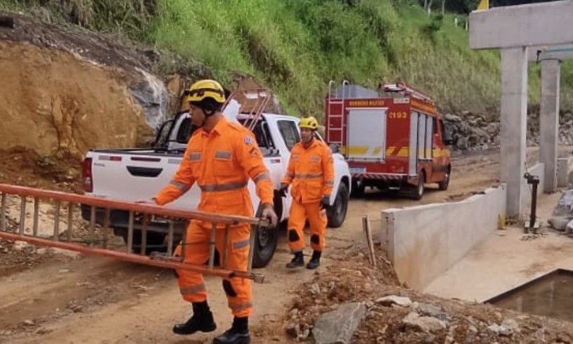 Bombeiros resgatam corpo em rio e buscam por adolescente no interior de Minas