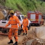 Bombeiros resgatam corpo em rio e buscam por adolescente no interior de Minas