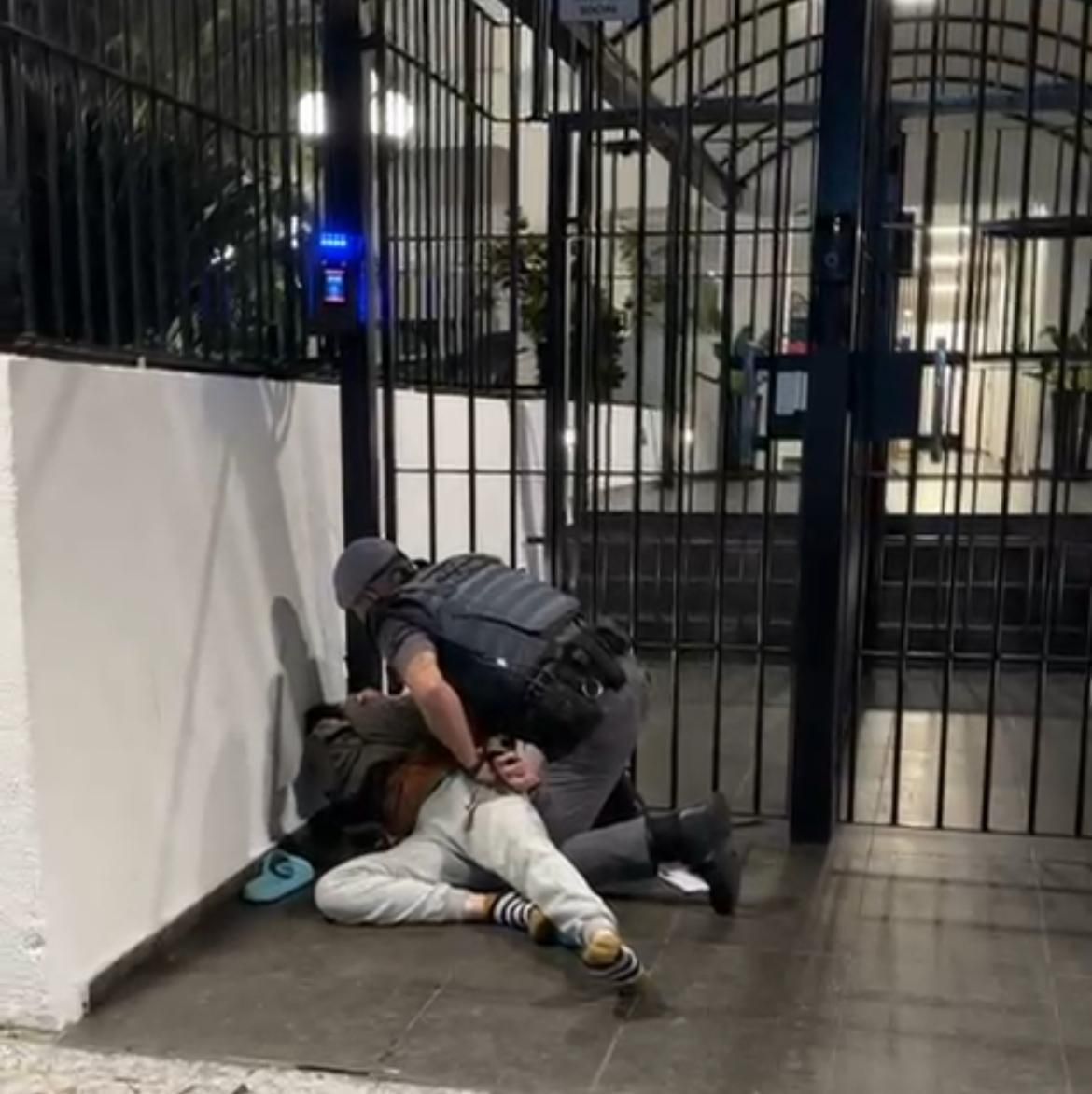 Vídeo: acusada de injúria racial, mulher faz 'quebra-quebra' em loja, dá tapa em policial e acaba presa