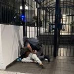 Vídeo: acusada de injúria racial, mulher faz 'quebra-quebra' em loja, dá tapa em policial e acaba presa