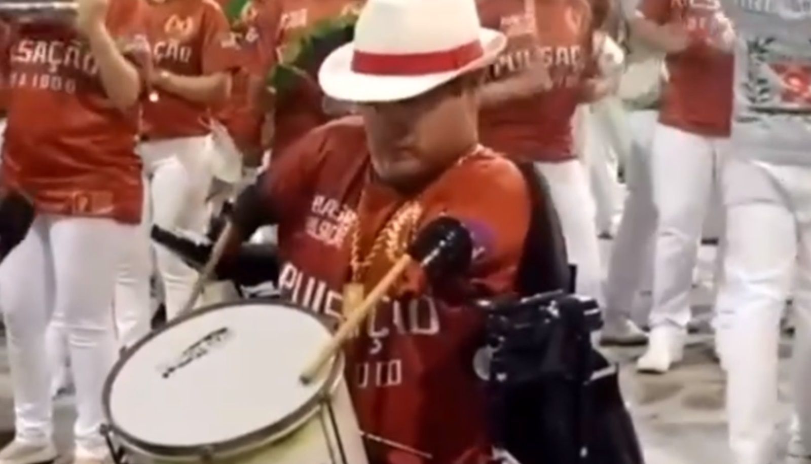Carnaval 2024: ritmista sem os braços emociona ao tocar na bateria da Dragões da Real
