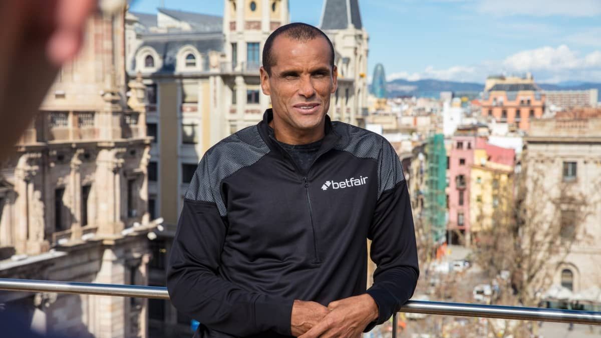 Rivaldo lembra saída do Barcelona após desgaste com Louis Van Gaal 