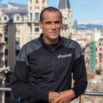 Rivaldo lembra saída do Barcelona após desgaste com Louis Van Gaal 