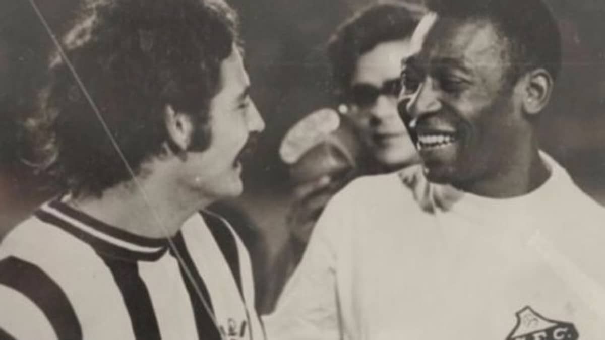 'A bola está em pranto': Rivellino se despede de Pelé