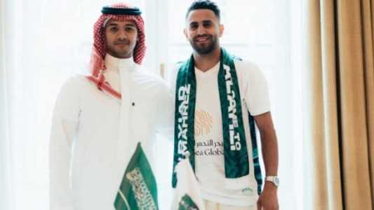 Riyad Mahrez foi anunciado pelo Al-Ahli, da Arábia Saudita, nesta sexta-feira (28)