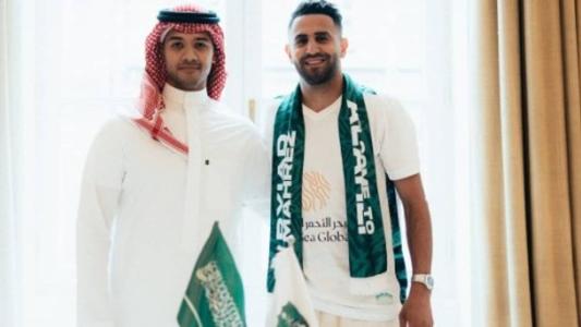 Riyad Mahrez foi anunciado pelo Al-Ahli, da Arábia Saudita, nesta sexta-feira (28)