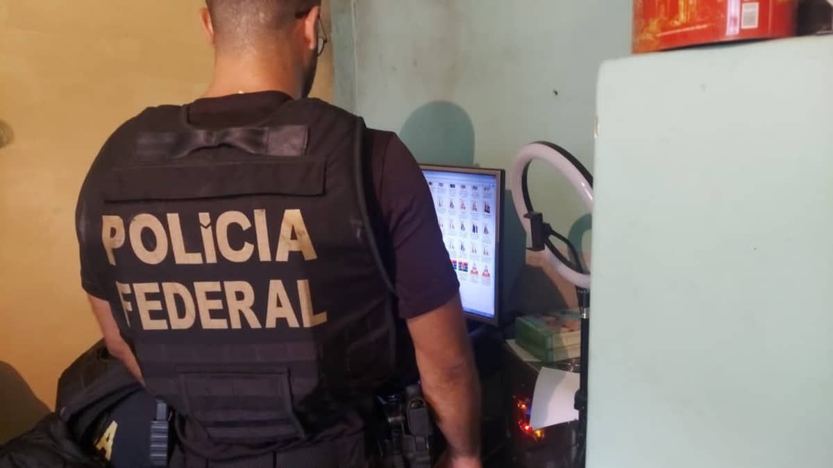 Homem é preso por armazenar e compartilhar conteúdo de pornografia infantil em Niterói 