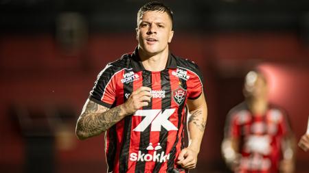 Renato Kayzer comemora um dos gols do Vitória sobre a Juazeirense