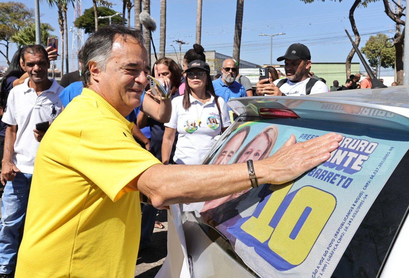 Mauro Tramonte realiza ‘adesivaço’ e participa de caminhada no bairro Alípio de Melo