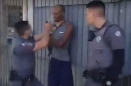 Vídeo: PM afasta dois policiais que seguraram homem negro pelo pescoço durante abordagem em SP