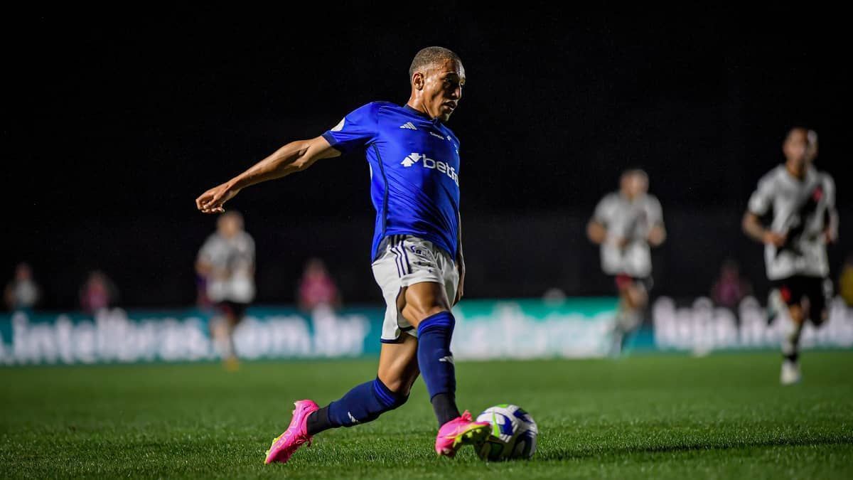 'Cria' do Cruzeiro, Robert estreia como profissional em vitória sobre o Vasco