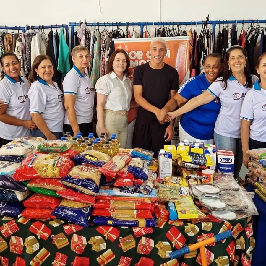 Atacante do Cruzeiro faz doação de alimentos após jogo beneficente