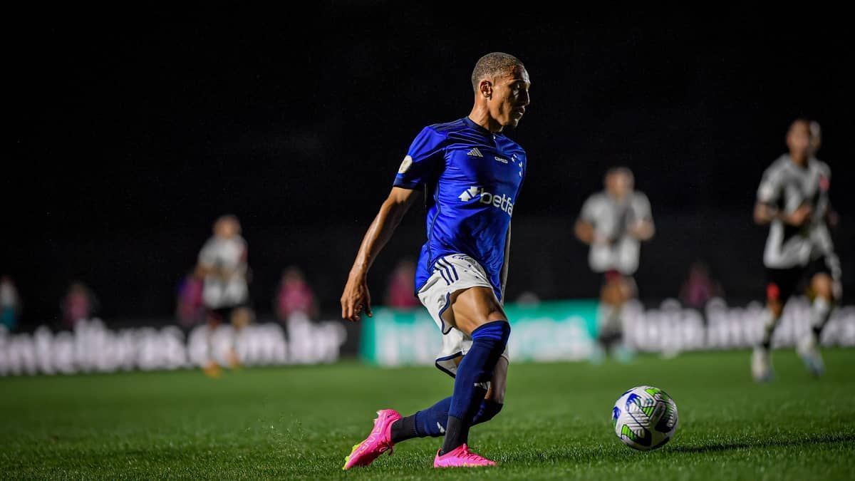 Joia da base fala em sonho realizado após estreia no Cruzeiro 