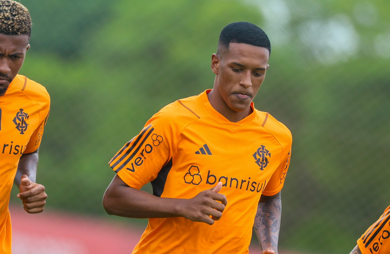 Robert Renan é oficialmente apresentado no Inter: 'Meu lugar, o time do povo'