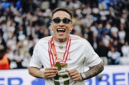 Robert comemora título de campeão dinamarquês em 2025, com o Copenhague