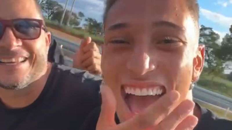 Jovem do Cruzeiro recebe notícia de convocação na estrada e se emociona com família