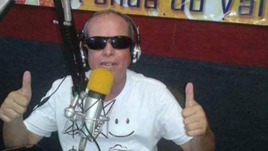Robertinho apresentava um programa de músicas bregas aos domingos na Tropical FM de Timóteo