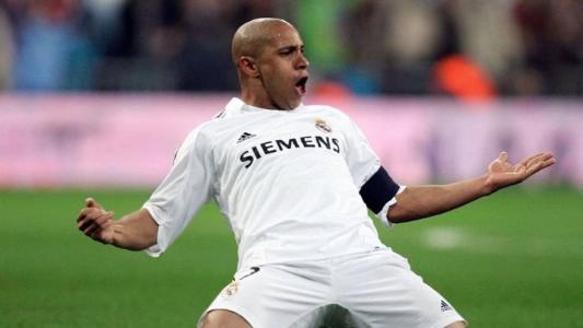 Roberto Carlos em jogo com a camisa do Real Madrid