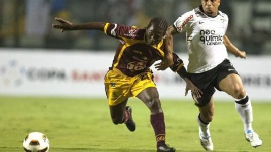 Roberto Carlos em jogo da eliminação do Corinthians para o Tolima, em 2011