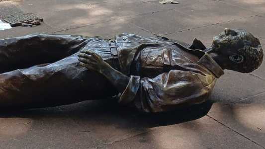 Estátua homenageia o autor do clássico Hilda Furacão